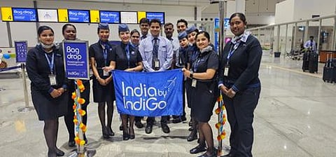 திருச்சியில் இருந்து தில்லிக்கு புதன்கிழமை செல்ல வந்த பயணிகளை வரவேற்ற இண்டிகோ விமான நிறுவனப் பணியாளா்கள்.