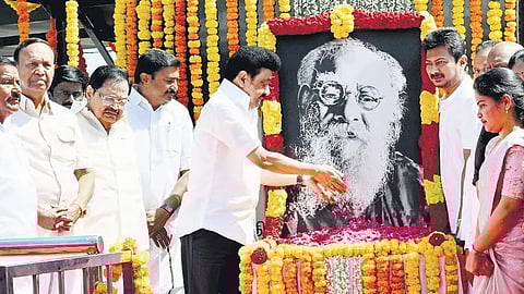 பெரியார் படத்துக்கு மரியாதை செலுத்திய முதல்வர் ஸ்டாலின்.