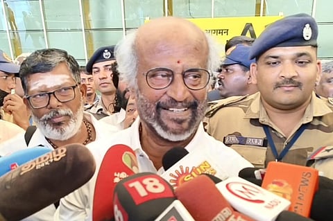 கோவை விமான நிலையத்தில் செய்தியாளர்களுக்கு பேட்டியளித்த நடிகர் ரஜினிகாந்த்.