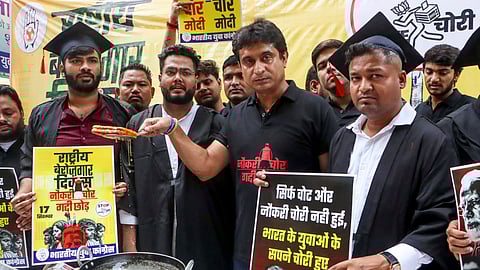 பிரதமா் மோடியின் பிறந்த நாளை வேலையின்மை தினமாக கொண்டாடிய இளைஞா் காங்கிரஸாா்