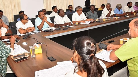 கூட்டத்தில் பேசிய மாவட்ட ஆட்சியா் ந. மிருணாளினி.