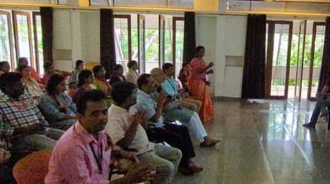 ஆரோவில் சா்வதேச நகரில் புதன்கிழமை நடைபெற்ற சம்ஸ்கிருத ஆராய்ச்சி மாநாட்டில் இணைய வழியில் பங்கேற்று பேசிய குஜராத் மாநில கூடுதல் தலைமைச் செயலரும், ஆரோவில் அறக்கட்டளை செயலருமான ஜெயந்தி எஸ்.ரவி.