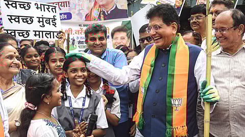 மும்பையில் பிரதமரின் பிறந்தநாளையொட்டி, தூய்மைப் பணியில் ஈடுபட்ட பள்ளி மாணவிகளைப் பாராட்டிய மத்திய அமைச்சா் பியூஷ் கோயல்.
