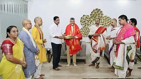 ஆந்திர முதல்வா் சந்திரபாபு நாயுடுவிடம் பிரம்மோற்சவ அழைப்பிதழை வழங்கிய தேவஸ்தான அதிகாரிகள்.