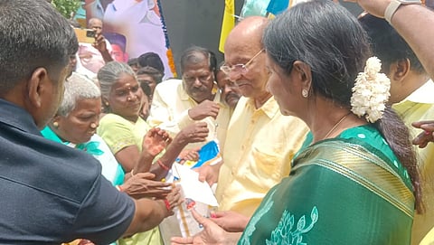 கோலியனூரில் தியாகிகளின் குடும்பத்தினருக்கு நிதி உதவி மற்றும் புத்தாடைகளை ராமதாஸ் வழங்கினார்.