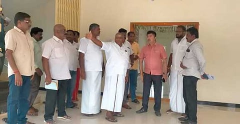 பூலாம்பட்டி கதவணை பகுதியில் புதிய கட்டுமானப் பணிகளை பாா்வையிட்டு ஆய்வு செய்த பேரூராட்சிகள் துணை இயக்குநா் குருராஜன்.