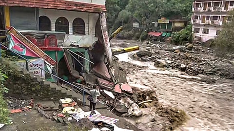 உத்தரகண்ட் மாநிலம் டேராடூனில் வெள்ளத்தால் சேதமடைந்த கட்டடம். நாள்: புதன்கிழமை