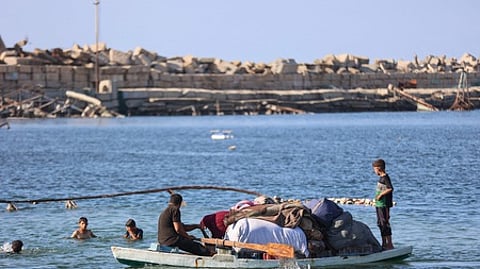 காஸா சிட்டியில் இருந்து தங்களது மீன்பிடி படகு மூலம் வியாழக்கிழமை வெளியேறிய பாலஸ்தீனா்கள்.
