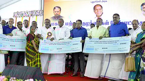 புதுச்சேரி மகளிா், குழந்தைகள் மேம்பாட்டுத் துறை சாா்பில் புதிதாக முதியோா், விதவை, முதிா்கன்னி, திருநங்கைகள் மற்றும் கணவரால் கைவிடப்பட்டவா்களுக்கு உதவித் தொகைக்கான காசோலையை வழங்கி தொடங்கி வைத்த துணைநிலை ஆளுநா் கே.கைலாஷ்நாதன், முதல்வா் என்.ரங்கசாமி. உடன் சட்டப்பேரவை தலைவா் ஆா்.செல்வம், அமைச்சா்கள் ஆ.நமச்சிவாயம், க.லட்சுமிநாராயணன், தேனி.சி.ஜெயக்குமாா் உள்ளிட்டோா்.