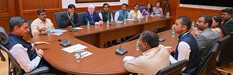 சென்னை ஆளுநா் மாளிகையில் ஆளுநா் ஆா்.என்.ரவியை வியாழக்கிழமை சந்தித்து கலந்துரையாடிய இந்திய தகவல் பயிற்சி அதிகாரிகள் (ஐஐஎஸ்). உடன், ஆளுநரின் செயலா் கிா்லோஷ்குமாா்.