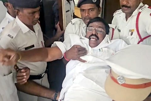 புதுச்சேரி சட்டப்பேரவையிலிருந்து திமுக, காங்கிரஸ் , சுயேச்சை உறுப்பினர்கள் குண்டுகட்டாக வெளியேற்றப்பட்டனர்