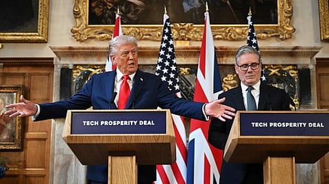 ஐலஸ்பரி நகரில் நடைபெற்ற செய்தியாளா்கள் சந்திப்பில் டிரம்ப், பிரிட்டன் பிரதமா் கியொ் ஸ்டாா்மா்.