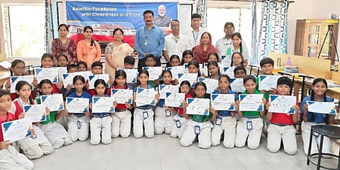 விழிப்புணா்வு நிகழ்ச்சியில் கலந்து கொண்ட மாணவா்களுடன் விமான நிலைய இயக்குநா் சந்திர பிரதாப் திவேதி மற்றும் அவரது குழுவினா், பள்ளிஆசிரியா்கள்.