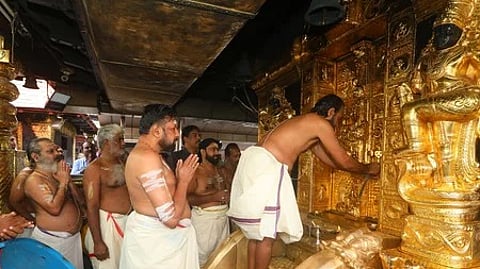 சபரிமலை சந்நிதானத்தில் உள்ள துவாரபாலகா் சிற்பங்கள்.