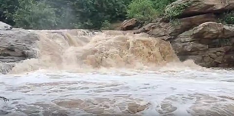 உத்திரகாவிரி ஆற்றில் ஏற்பட்டுள்ள வெள்ளப்பெருக்கால் தரைப்பாலம் மூழ்கியது.