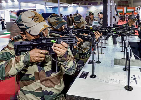 ஜாா்க்கண்ட் மாநிலம் ராஞ்சியில் வெள்ளிக்கிழமை நடைபெற்ற பாதுகாப்புக் கருத்தரங்கையொட்டி காட்சிப்படுத்தப்பட்ட ஆயுதங்களைப் பரிசோதித்த வீரா்கள்.