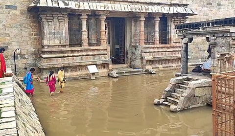 கோயிலினுள் தேங்கியுள்ள மழைநீர்