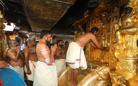 சபரிமலை சந்நிதானத்தில் உள்ள துவாரபாலகா் சிற்பங்கள் (கோப்புப் படம்).