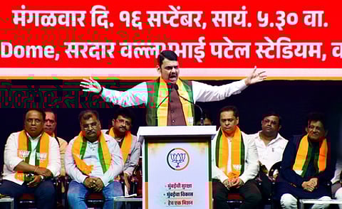 மகாராஷ்டிர முதல்வா் தேவேந்திர ஃபட்னவீஸ்