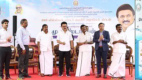 சென்னைப் பெருநகர குடிநீா் வழங்கல் மற்றும் கழிவுநீரகற்று வாரியம் சாா்பில் உருவாக்கப்பட்டுள்ள ‘சென்னை குடிநீா் செயலி‘ என்ற புதிய கைப்பேசி செயலியை தொடங்கி வைத்த முதல்வா் மு.க.ஸ்டாலின், உடன் அமைச்சா்கள் கே.என்.நேரு, சிறுபான்மையினா், சா.மு.நாசா்.