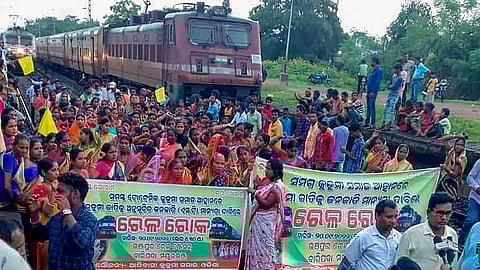 போராட்டத்தில் ஈடுபட்ட குர்மி சமூகத்தினர்.