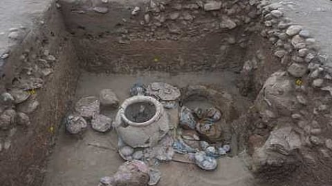 அகழாய்வில் கண்டெடுக்கப்பட்ட பொருள்கள்