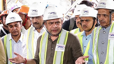 மகாராஷ்டிர மாநிலம், தாணே அருகே புல்லட் ரயில் சுரங்கப் பாதை பணி நிறைவையொட்டி, செய்தியாளா்களுக்கு பேட்டியளித்த ரயில்வே அமைச்சா் அஸ்வினி வைஷ்ணவ்.