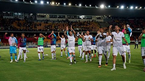 மகிழ்ச்சியில் ரியல் பெட்டிஸ் வீரா்கள்.