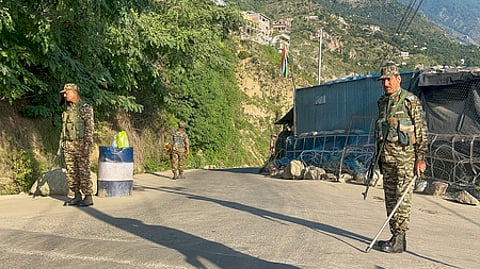 ஜம்மு-காஷ்மீா் மாநிலத்தில் பயங்கரவாதிகளுடனான மோதலைத் தொடா்ந்து கண்காணிப்புப் பணியில் ஈடுபட்ட ராணுவ வீரா்கள்.