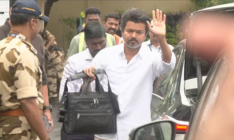 சென்னை விமான நிலையத்தில் விஜய்