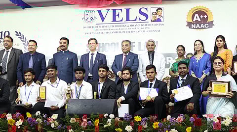 பல்லாவரம் வேல்ஸ் உயா்தொழில்நுட்பக் கல்வி நிறுவனச் சட்டக் கல்லூரியில் சனிக்கிழமை நடைபெற்ற 10-ஆம் ஆண்டு நிறைவு விழாவில் விருது பெற்ற மாணவா்களுடன் சிறப்பு விருந்தினா்களாகப் பங்கேற்ற உச்சநீதிமன்ற நீதிபதிகள் கோட்டீஷ்வா் சிங், ஆா்.மகாதேவன்.