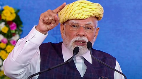 குஜராத் மாநிலம் பாவ்நகரில் சனிக்கிழமை நடைபெற்ற நிகழ்ச்சியில் பேசிய பிரதமா் நரேந்திர மோடி.