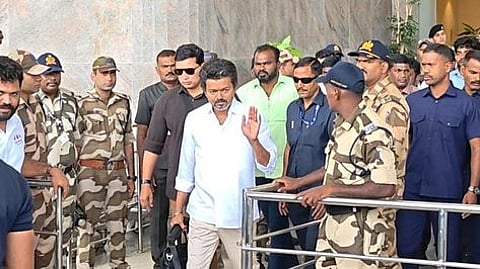 திருச்சி விமான நிலையம் வந்த விஜய் - கோப்பிலிருந்து