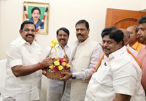 அதிமுக பொதுச்செயலாளர் எடப்பாடி கே. பழனிசாமியை மலர் கொத்துக்கொடுத்து சந்தித்த பாஜக தலைவர் நயினார் நாகேந்திரன், மேலிட பார்வையாளர் அரவிந்த் மேனன், மாநிலத் துணைத் தலைவர் கே.பி. இராமலிங்கம் உள்ளிட்டோர்.