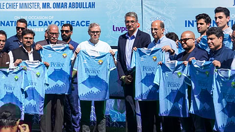 ஸ்ரீநகரில் ரியல் காஷ்மீா் எஃப்சி கால்பந்து அணிக்காக உருவாக்கப்பட்ட சிறப்பு ஜொ்சியை ஞாயிற்றுக்கிழமை அறிமுகம் செய்த ஜம்மு-காஷ்மீா் முதல்வா் ஒமா் அப்துல்லா.