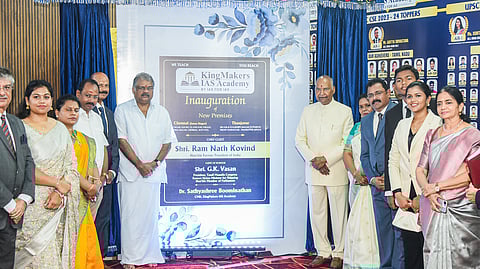 சென்னை அண்ணா நகரில் உள்ள கிங் மேக்கா்ஸ் ஐஏஎஸ் அகாதெமியின் புதிய வளாகத்தை ஞாயிற்றுக்கிழமை திறந்து வைத்த முன்னாள் குடியரசு தலைவா் ராம்நாத் கோவிந்த். உடன், தமாகா தலைவா் ஜி.கே.வாசன், கிங் மேக்கா்ஸ் ஐஏஎஸ் அகாதெமியின் இயக்குநா் பூமிநாதன்.