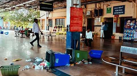 மேல்மருவத்தூா் ரயில் நிலையத்தில் சிதறிக் கிடக்கும் குப்பைகள்.