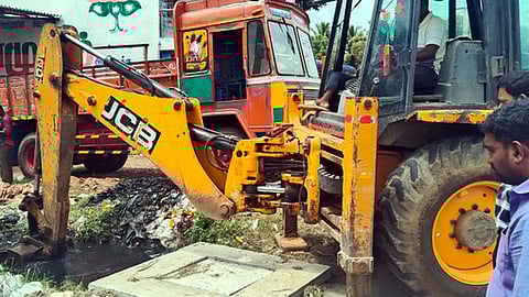 விண்ணமங்கலத்தில் நடைபெற்ற கால்வாய் சீரமைக்கும் பணி.