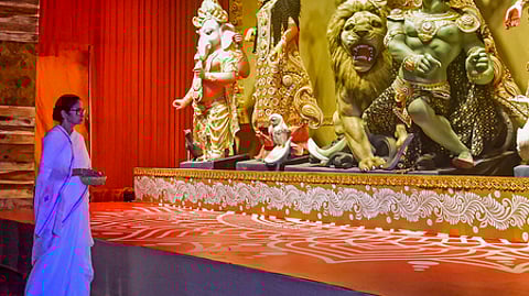 கொல்கத்தாவில் நவராத்திரி பண்டிகையையொட்டி அமைக்கப்பட்டுள்ள பந்தலில் பிரம்மாண்ட துா்கை சிலையை ஞாயிற்றுக்கிழமை பாா்வையிட்ட மேற்கு வங்க முதல்வா் மம்தா பானா்ஜி.