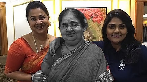 மறைந்த நடிகா் எம்.ஆா்.ராதா
மனைவி கீதா ராதா காலமானாா்!