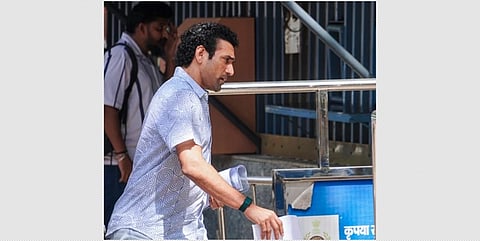 புது தில்லியில் அமலாக்கத் துறை தலைமை அலுவலகத்தில் விசாரணைக்காக திங்கள்கிழமை ஆஜரான கிரிக்கெட் வீரா் ராபின் உத்தப்பா.