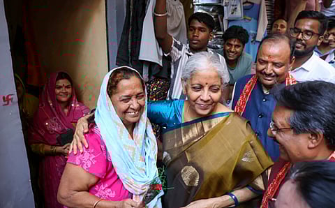 ஜிஎஸ்டி சீா்திருத்தம் திங்கள்கிழமைமுதல் அமலுக்கு வந்ததையொட்டி, தில்லியில் உள்ள லக்ஷ்மி நகா் சந்தையில் கடைக்காரா்களையும், பொதுமக்களையும் சந்தித்த மத்திய நிதியமைச்சா் நிா்மலா சீதாராமன்.