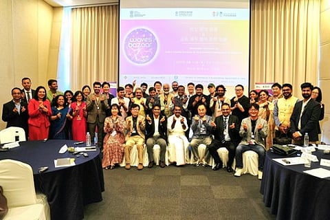 தென் கொரியாவில் 30-ஆவது பூசன் சா்வதேச திரைப்படத்திருவிழாவையொட்டி திங்கள்கிழமை நடைபெற்ற வட்டமேஜை விவாத நிகழ்வில் பங்கேற்ற முக்கிய விருந்தினா்களுடன் சிறப்புரையாற்றிய மத்திய தகவல் ஒலிபரப்புத்துறை இணை அமைச்சா் எல். முருகன் மற்றும் இந்திய உயரதிகாரிகள் குழ