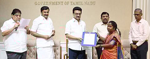 சென்னை தலைமை செயலகத்தில் தமிழ் வளா்ச்சித் துறை உதவி இயக்குநா் பணியிடங்களுக்கு டிஎன்பிஎஸ்சி மூலம் தோ்வு செய்யப்பட்டவா்களுக்கு பணி நியமன ஆணைகளை வழங்கிய முதல்வா் மு.க.ஸ்டாலின். உடன் அமைச்சா் மு.பெ.சாமிநாதன், தலைமைச் செயலா் நா.முருகானந்தம், துறைச் செயலா