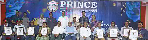 சென்னையை அடுத்த பொன்மாா் ஸ்ரீ வெங்கடேஸ்வரா பத்மாவதி பொறியியல் கல்லூரியில் திங்கள்கிழமை நடைபெற்ற பொறியியல் பேராசிரியா்களுக்கு விருது வழங்கும் விழாவில் பங்கேற்ற இஸ்ரோ தலைவா் நாராயணன், கல்லூரி தலைவா் வாசுதேவன், கல்லூரி