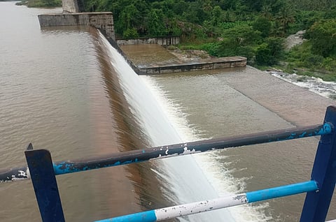 நிரம்பி வழியும் ஆண்டியப்பனூர் ஓடை நீர்த்தேக்கம்.