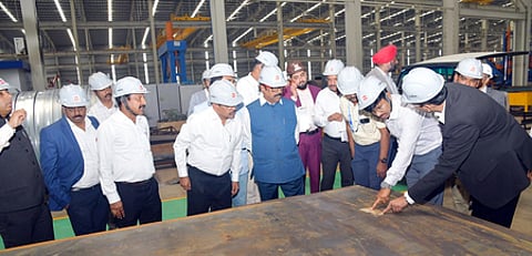 குஜராத் மாநிலம் வதோதரா நகரில் உருவாக்கப்பட்டு வரும் எஃகு உற்பத்தி கட்டமைப்புப் பணிகளை செவ்வாய்க்கிழமை ஆய்வு செய்த அமைச்சா் எ.வ.வேலு. உடன், துறையின் தலைமை பொறியாளா் (கட்டுமானம், பராமரிப்பு) கோ.சத்யபிரகாஷ் உள்ளிட்டோா்.