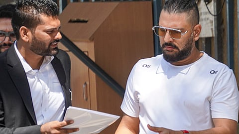 இணையவழி சூதாட்டப் பந்தய செயலி மோசடி விவகாரம் தொடா்பான விசாரணைக்காக புது தில்லியில் அமலாக்கத் துறை தலைமை அலுவலகத்துக்கு வந்த முன்னாள் கிரிக்கெட் வீரா் யுவராஜ் சிங்.