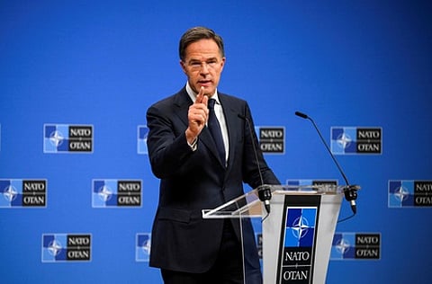 ரஷியாவின் வான் எல்லை அத்துமீறல்கள் தொடா்பாக பிரஸ்ஸெல்ஸில் செவ்வாய்க்கிழமை நடைபெற்ற நேட்டோ அவசரக் கூட்டத்துக்குப் பிறகு செய்தியாளா்களிடம் பேசிய அமைப்பின் பொதுச் செயலா் மாா்க் ரூட்.