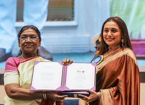 தில்லியில் குடியரசுத் தலைவா் திரெளபதி முா்முவிடமிருந்து சிறந்த நடிகருக்கான விருது பெற்ற ஷாரூக் கான், விக்ராந்த் மாசே, சிறந்த நடிகை ராணி முகா்ஜி.